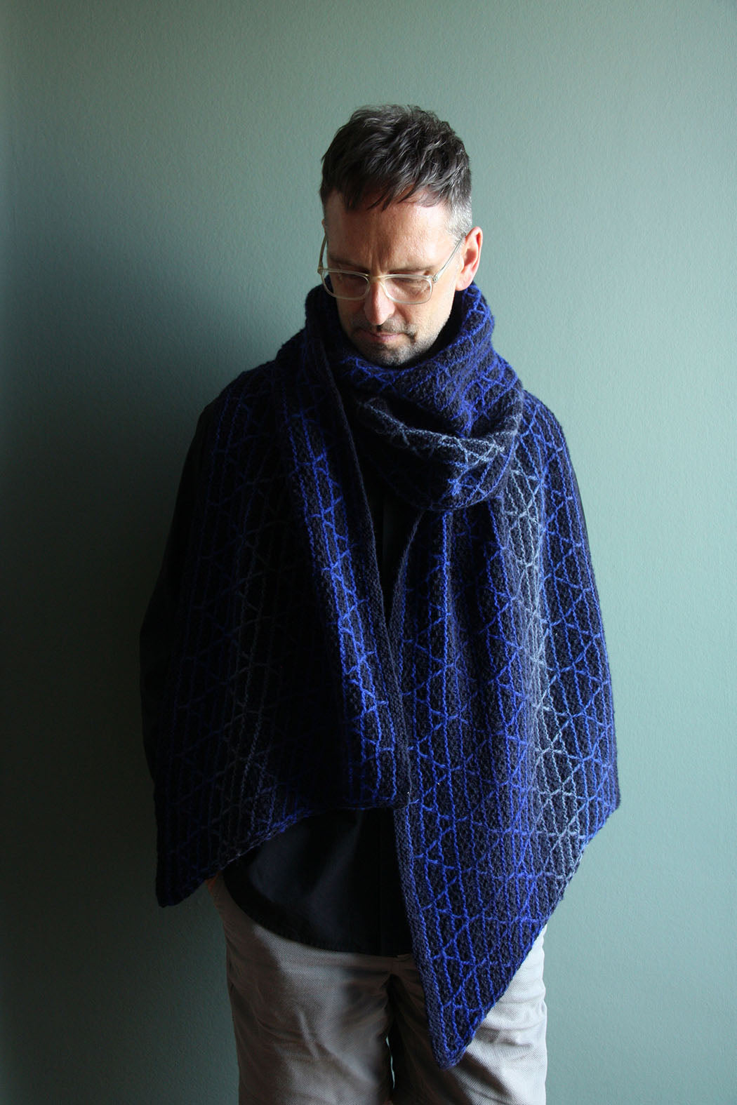 Blue Hour Scarf lässt sich ganz unterschiedlich stylen