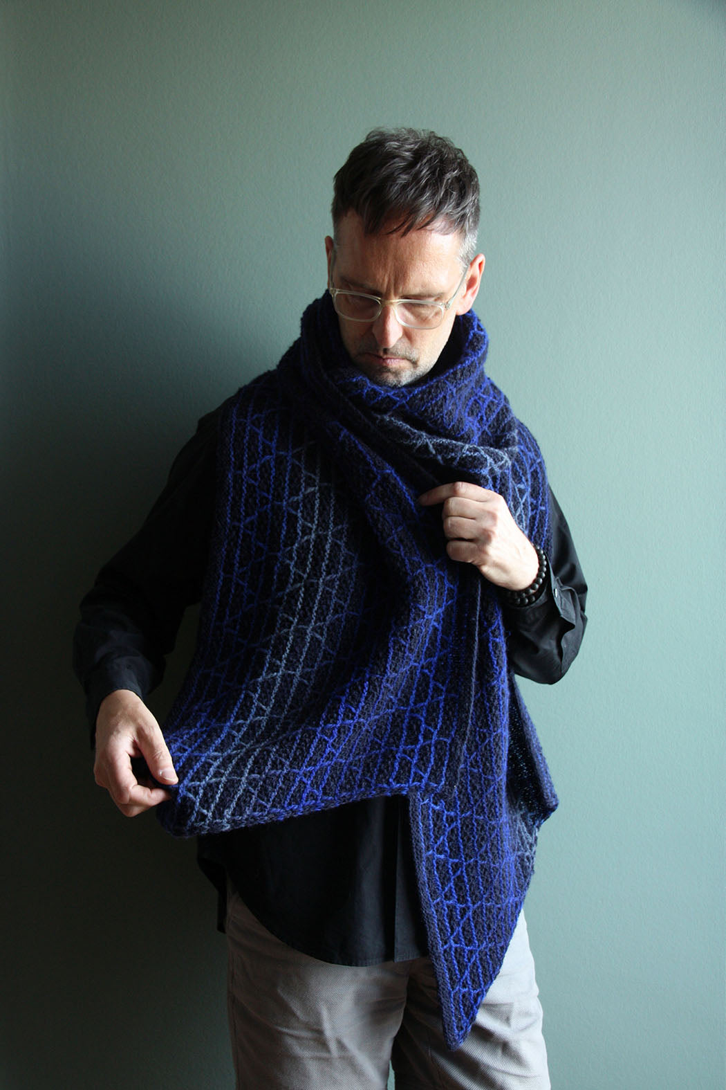 Blue Hour Scarf hat eine Struktur, die wie gewebt erscheint