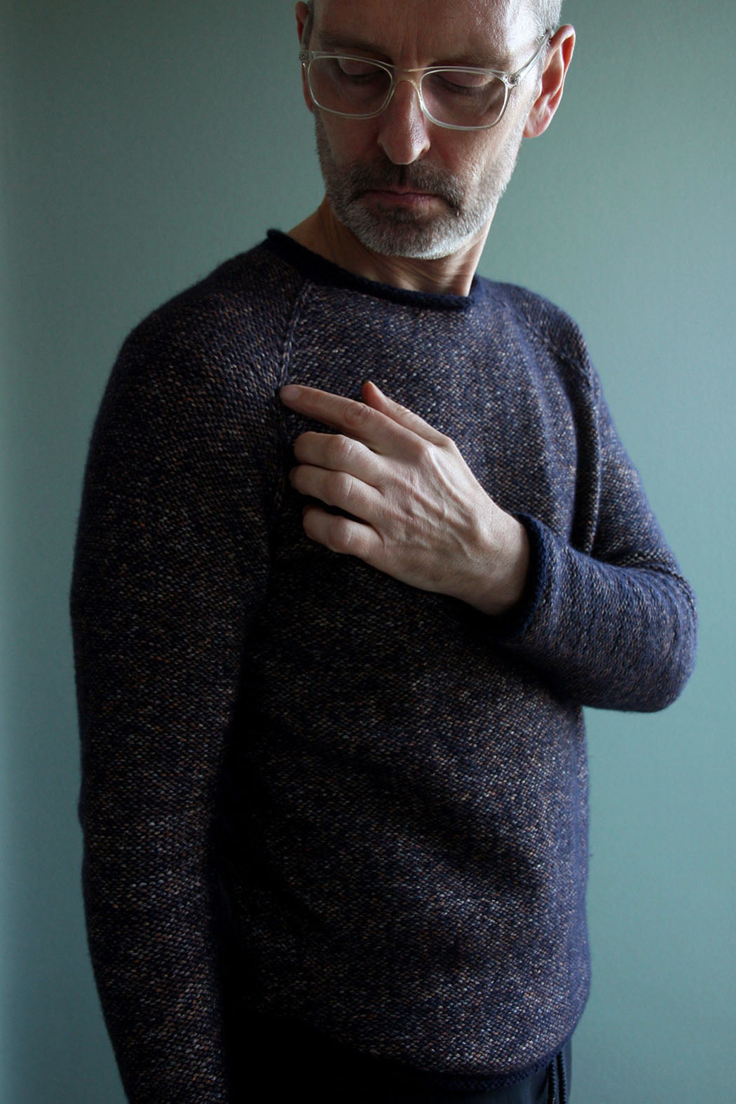 Introvert Sweater hat viele feine Details