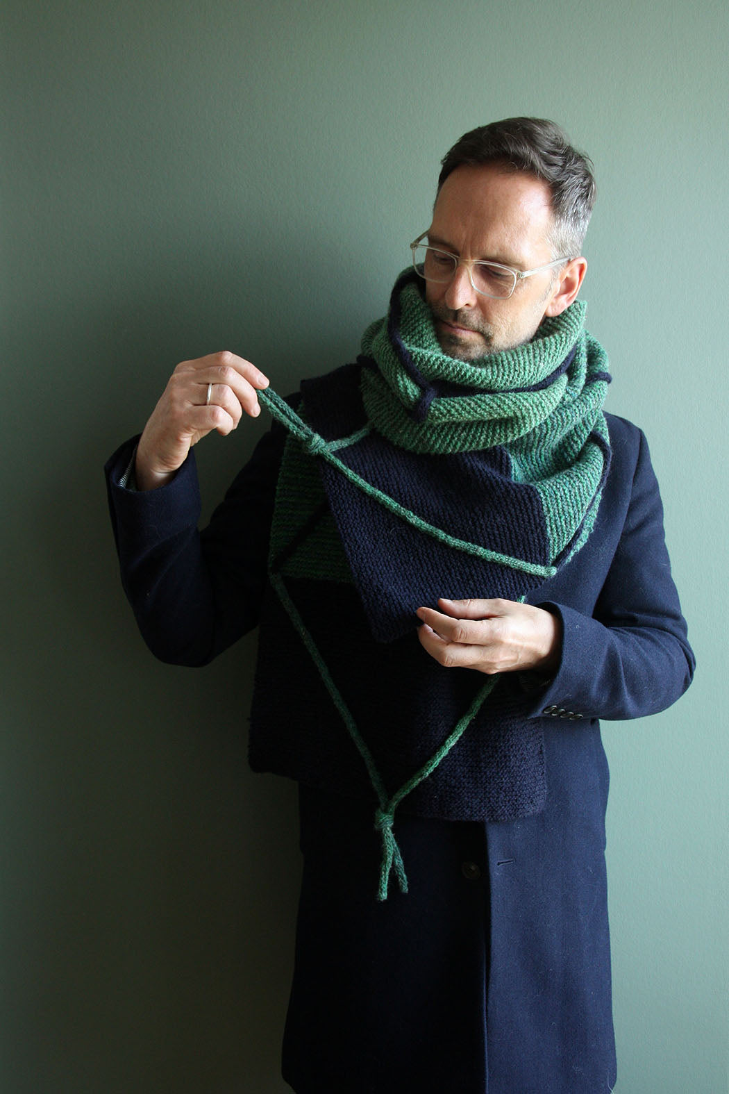 Knot A Scarf hat Zopflinien, die als Fransen über den Rand hinausgehen