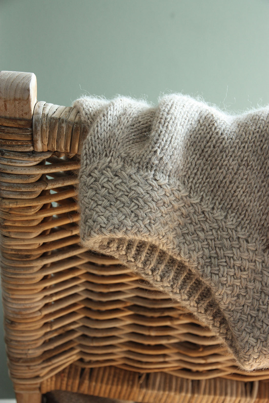 Loom Sweater auf Stuhllehne Detailansicht Halsausschnitt mit Webmuster