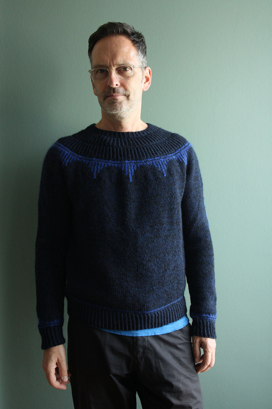 Mårvej Sweater Light wurde schon in vielen Farbkombinationen gestrickt