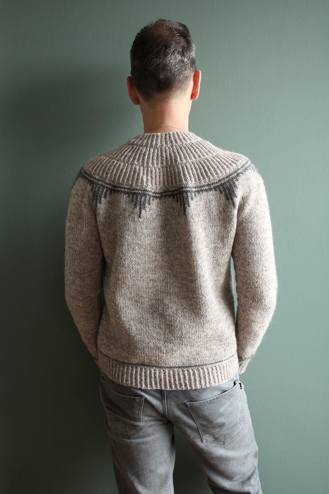 Mårvej Sweater Light wird in Isager Jensen Yarn gestrickt
