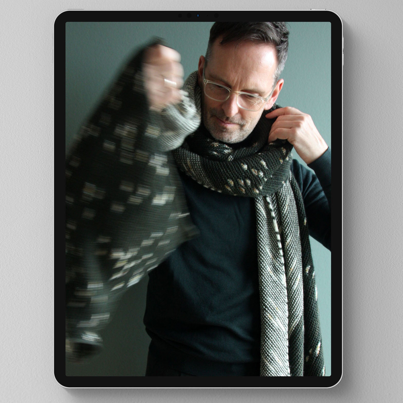April Snow Wrap ist ein Assigned Pooling Schal mit wechselnden Musterabschnitten
