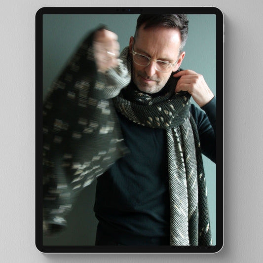April Snow Wrap ist ein Assigned Pooling Schal mit wechselnden Musterabschnitten