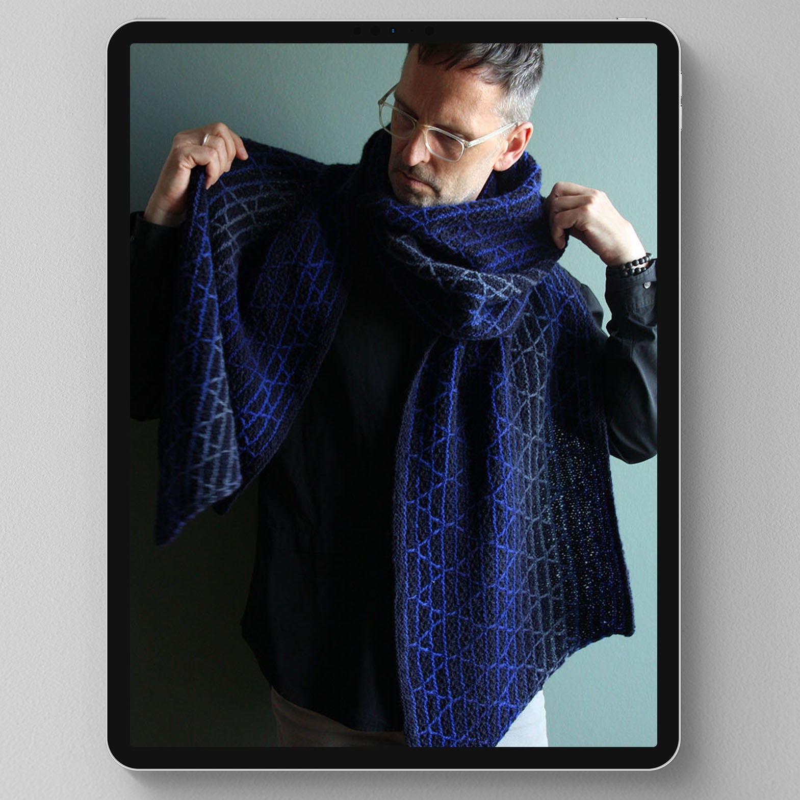 Blue Hour Scarf ist ein Projekt für Garne mit langem, weichen Verlauf