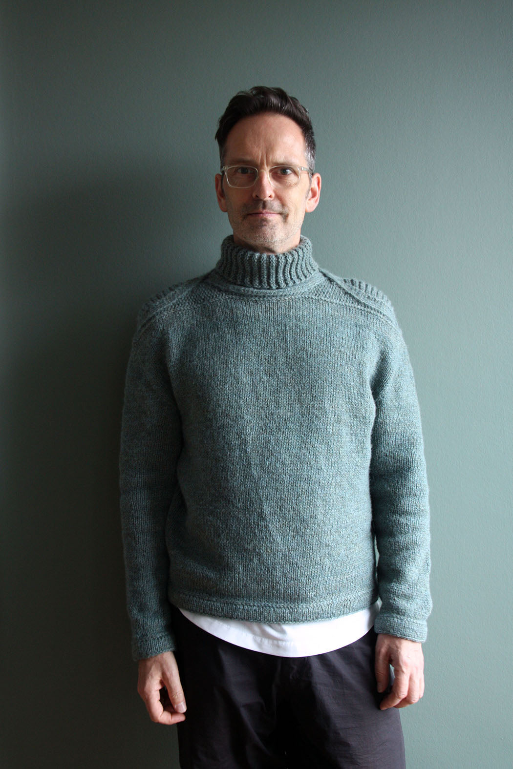 Elbbrücken Pullover ist ein unisex Modell in Kastenform